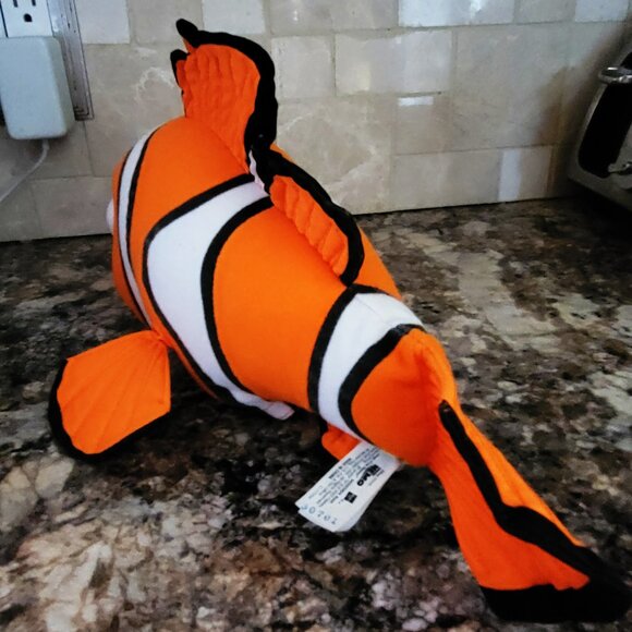 Vintage Disney’s Finding Nemo High Fiving “Nemo” Animated Plush Toy - Picture 4 of 4